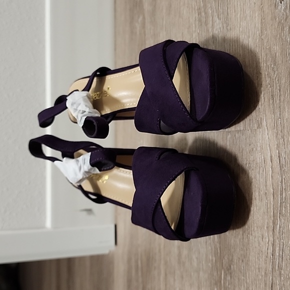 Tina Crossover Platform Sandal - Picture 7 of 9